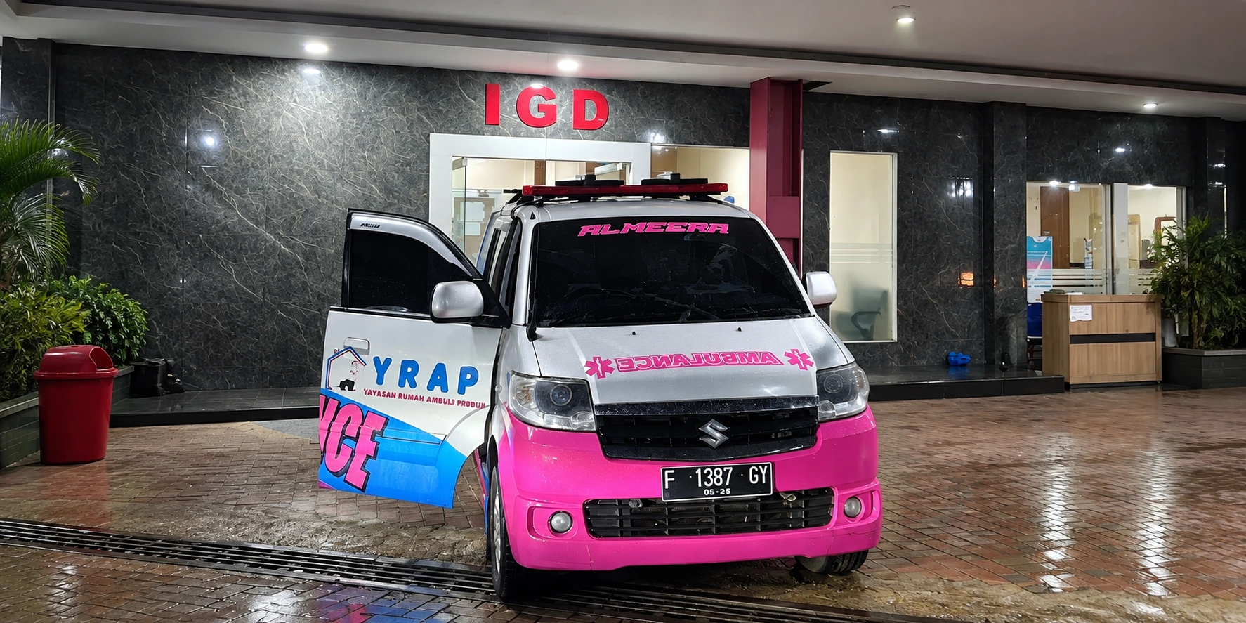 Tim terlatih Prime Rescue saat menangani pasien dengan sigap
